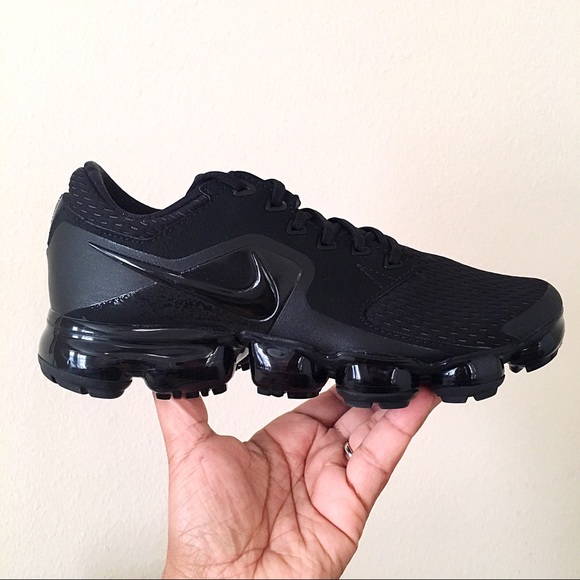 womens black nike vapormax